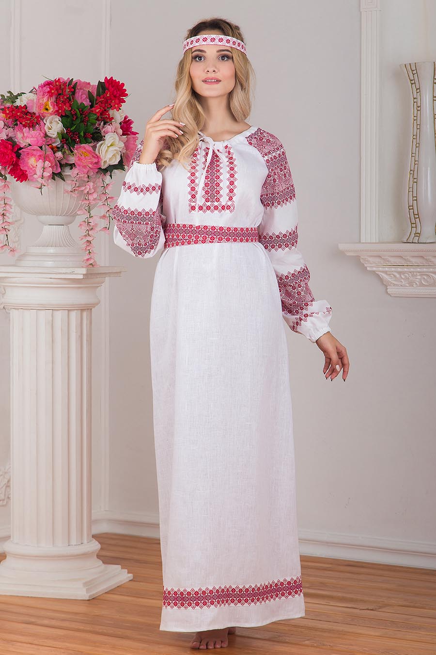 Women in Slavic costumes in Bhubaneshwar